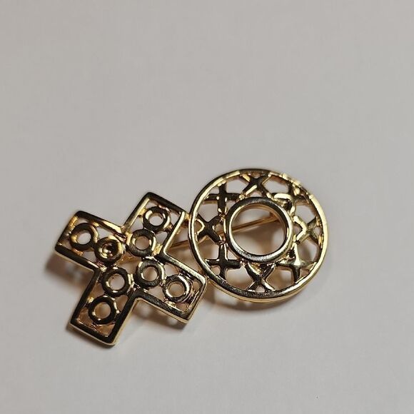 Gold Tone XO HUGS AND KISSES Brooch Signed AK - Picture 1 of 4